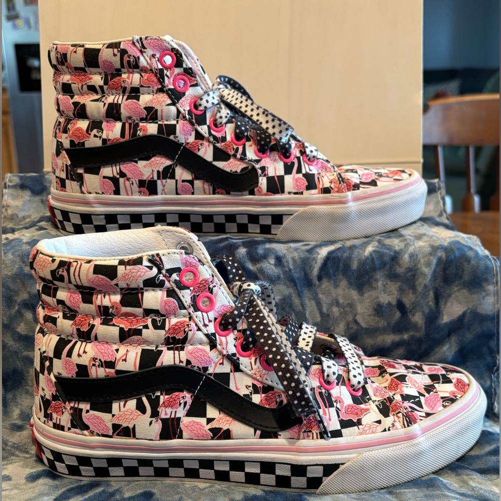 Vans skateboard shoes with checkerboard and flamingo 🦩 size men 5.5   women 7
